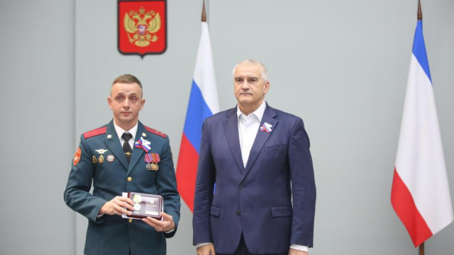 Сергей Аксёнов вручил знаки отличия и медали жителям Крыма в День Конституции
