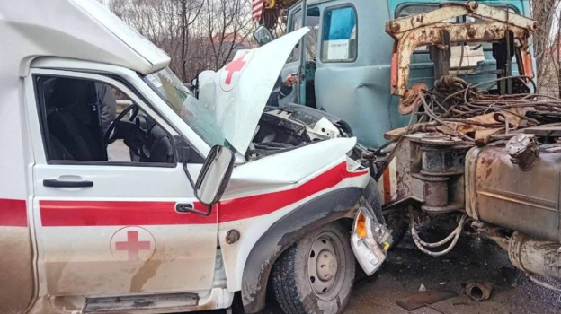 Автомобиль скорой помощи столкнулся с автокраном в Крыму 