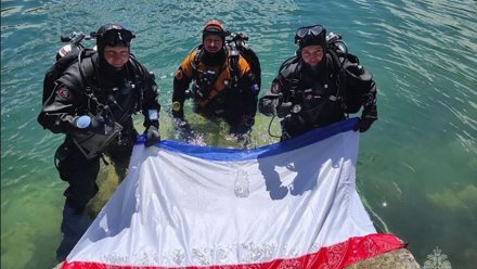 Крымские спасатели развернули флаг республики в глубинах Голубого озера Кабардино-Балкарии