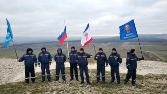 На Белой скале спасатели водрузили флаги в преддверии праздника