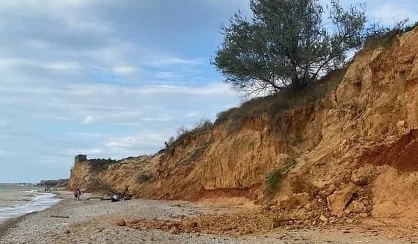 Под Севастополем на пляже обвалился песчаный склон. Есть пострадавшие