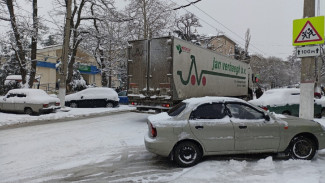 За сутки в Севастополе из-за гололеда произошло три десятка аварий 
