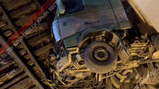 Рухнувшую фуру в Симферополе будут опускать на ж/д пути с помощью крана