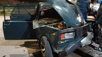 Легковушка влетела в столб под Белогорском: водителя зажало в салоне авто