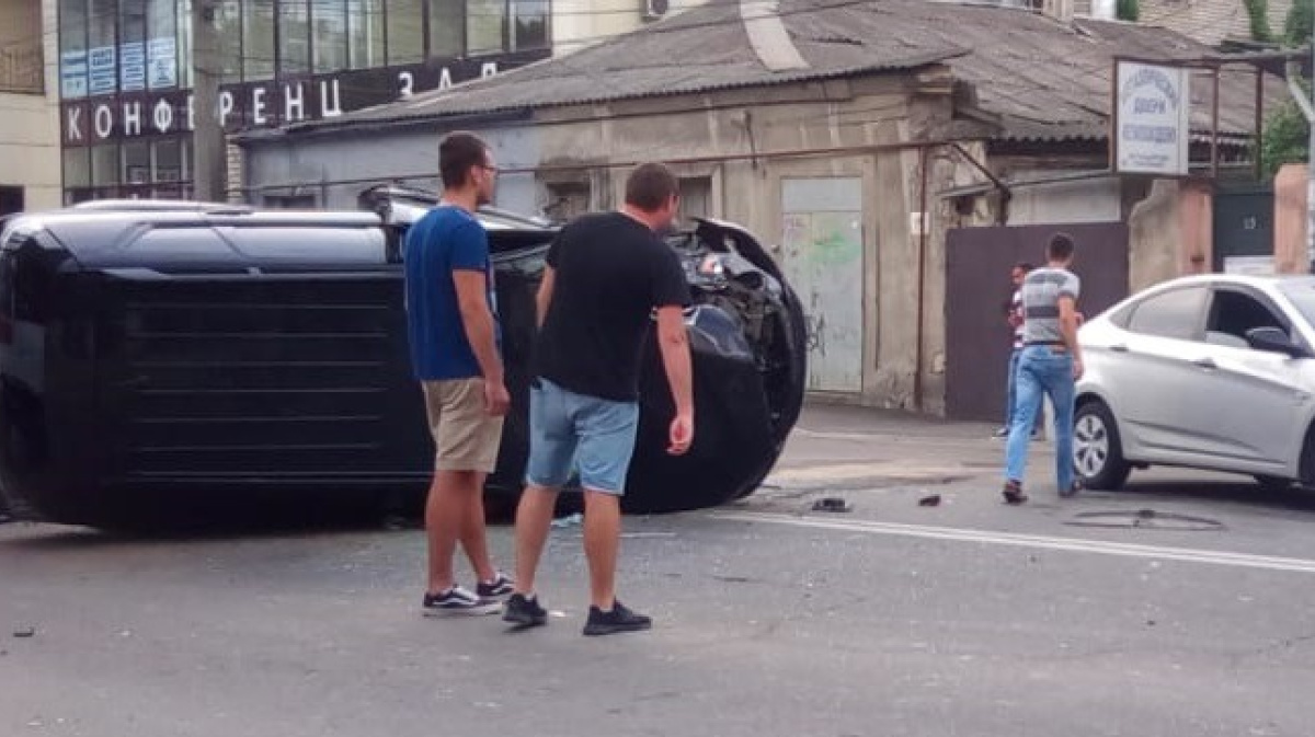 Перевернулась в ДТП: в Симферополе две машины угодили в «лобовое» (ФОТО) –  Новости Крыма – Вести Крым