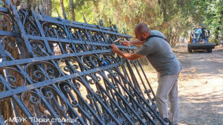 В Симферополе проводят реставрацию старинной изгороди 