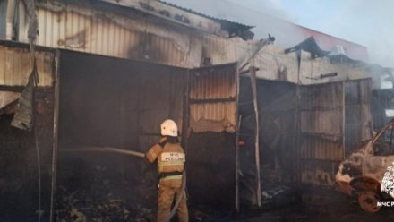 В Симферополе вспыхнула станция техобслуживания: от огня пострадали два автомобиля