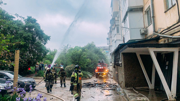 На пожаре в севастопольской многоэтажке эвакуировали 28 человек: один попал в больницу 