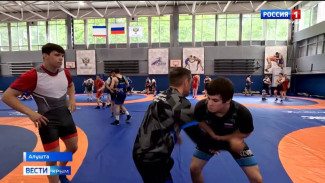 Юниорская сборная России по греко-римской борьбе готовится к первенству Европы и мира в Крыму