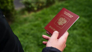 Участник СВО из Хакасии получил новый паспорт РФ, благодаря сотрудникам миграционного подразделения