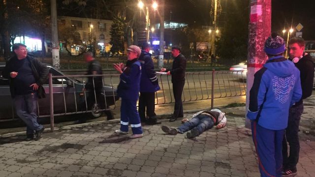 У железнодорожного вокзала Симферополя умер мужчина