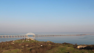 Многокилометровая очередь образовалась перед Крымским мостом из-за дождя