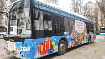 Традиционные новогодние троллейбусы вышли на маршруты Крыма
