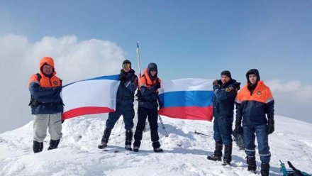 На вершинах крымских гор водрузили флаги России и Крыма