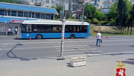 В Севастополе 18-летняя девушка попала под троллейбус