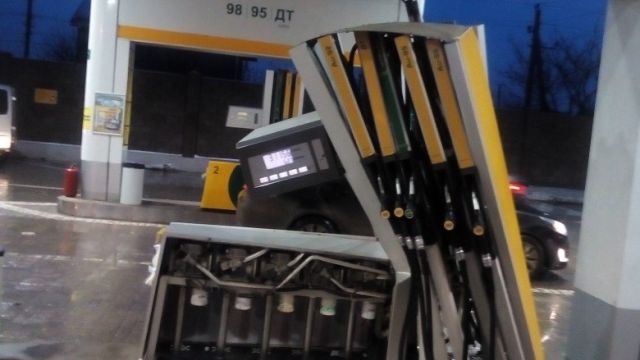 На одной из АЗС Симферополя водитель "разнёс" колонку
