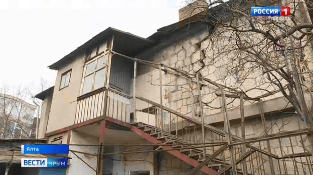 В Ялте после землетрясения разрушается аварийный дом