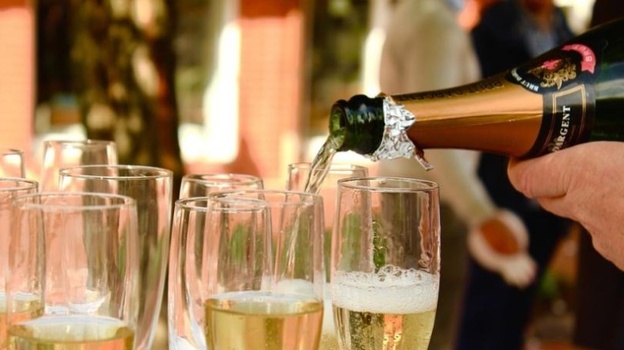 Единая минимальная стоимость шампанского установлена в Крыму 