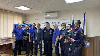 Крымских спасателей наградили за помощь заблудившимся в Красных пещерах