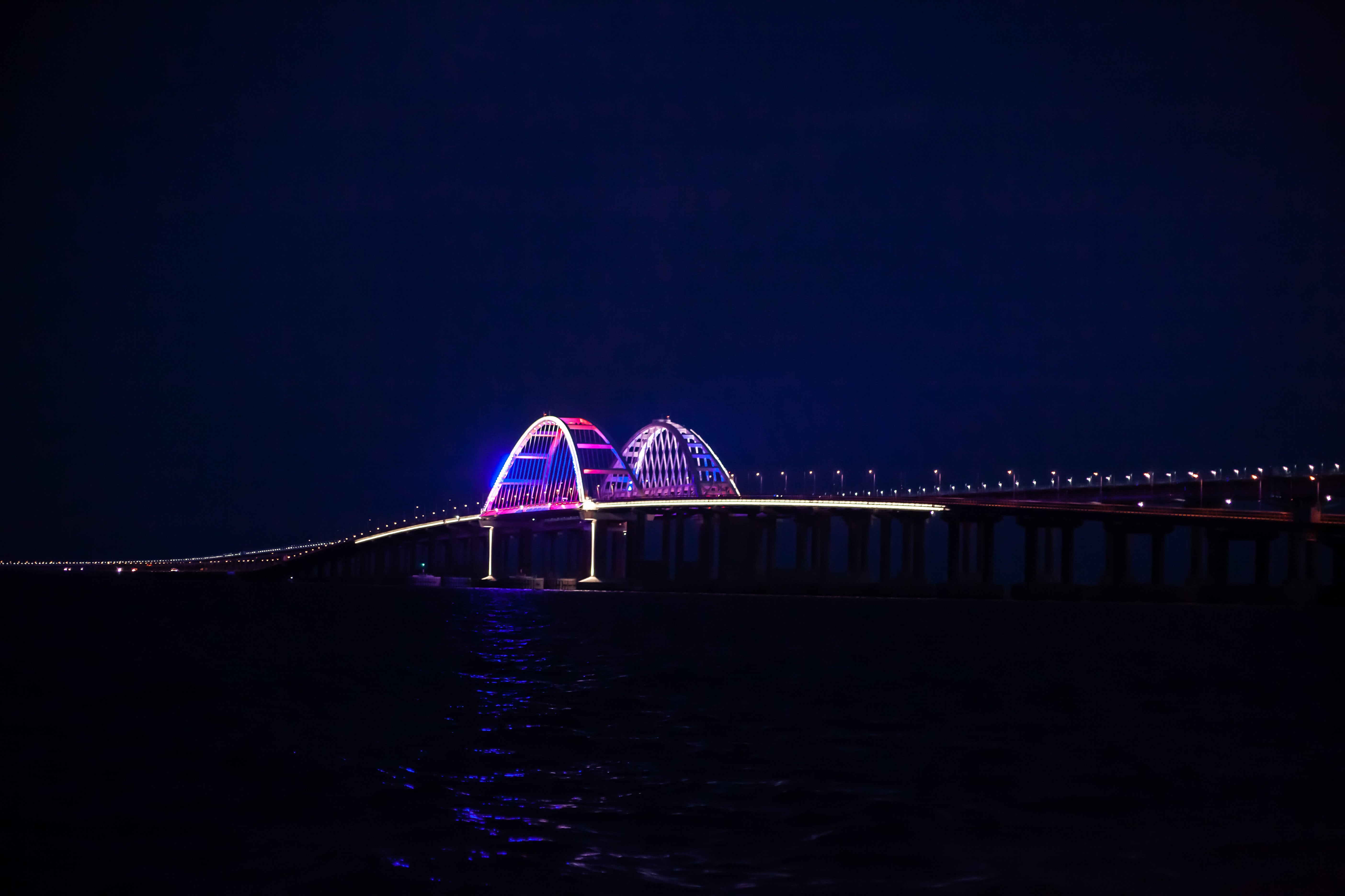 Крымский мост связывает
