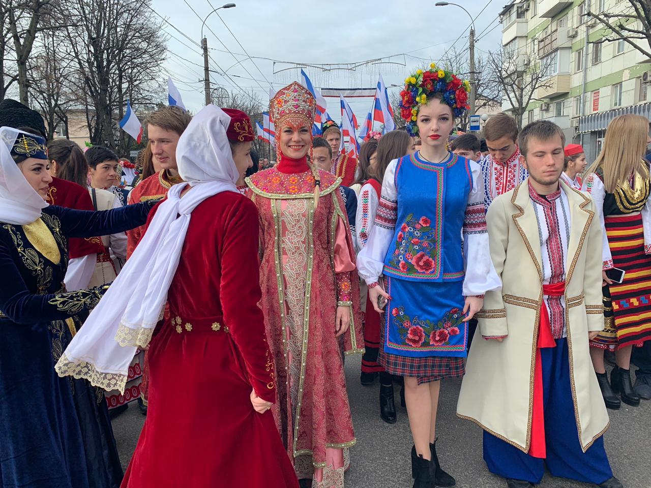 Праздники в крыму. Национальные праздники Крыма. Фестивали и праздники Крыма. С праздником Крым. Крым праздник люди.