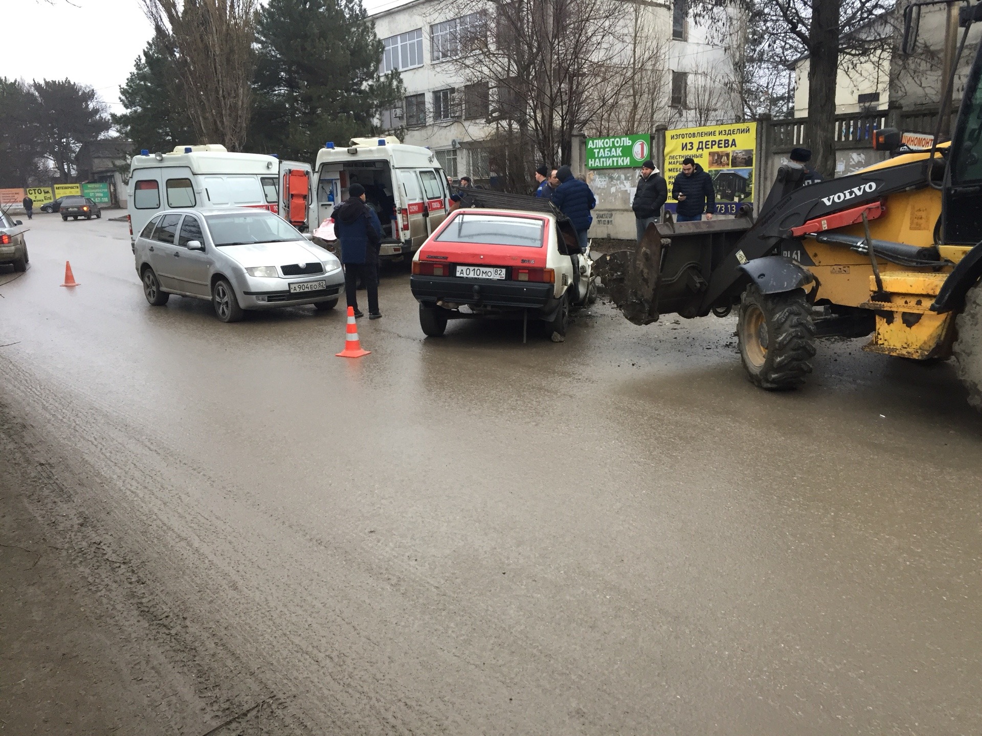 Страшное ДТП: в Симферополе «Москвич» врезался в экскаватор (ФОТО) –  Новости Крыма – Вести Крым