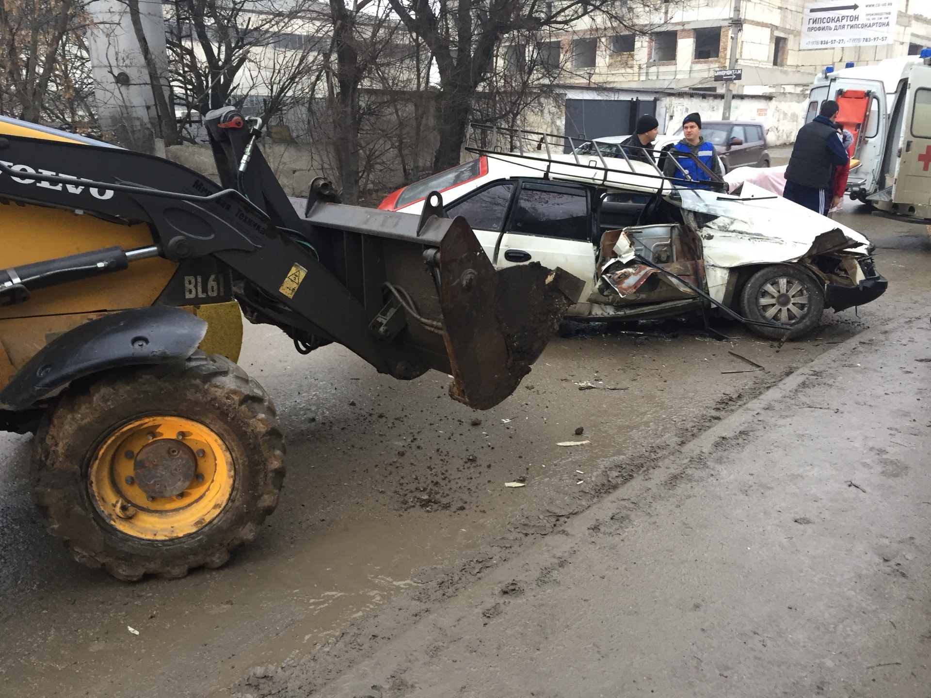 Страшное ДТП: в Симферополе «Москвич» врезался в экскаватор (ФОТО) –  Новости Крыма – Вести Крым