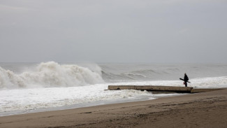 Двухметровые волны и ветер ожидают в Чёрном и Азовском морях